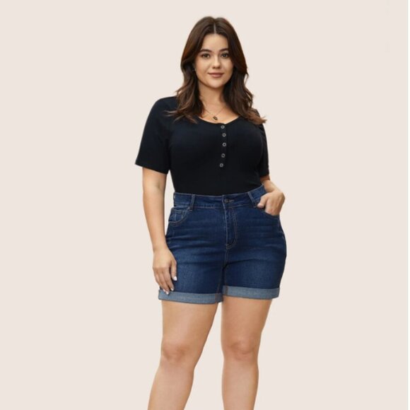 BloomChic Plus Size 3XL Roll Hem Pocket Bodycon Denim Shorts - Picture 3 of 7